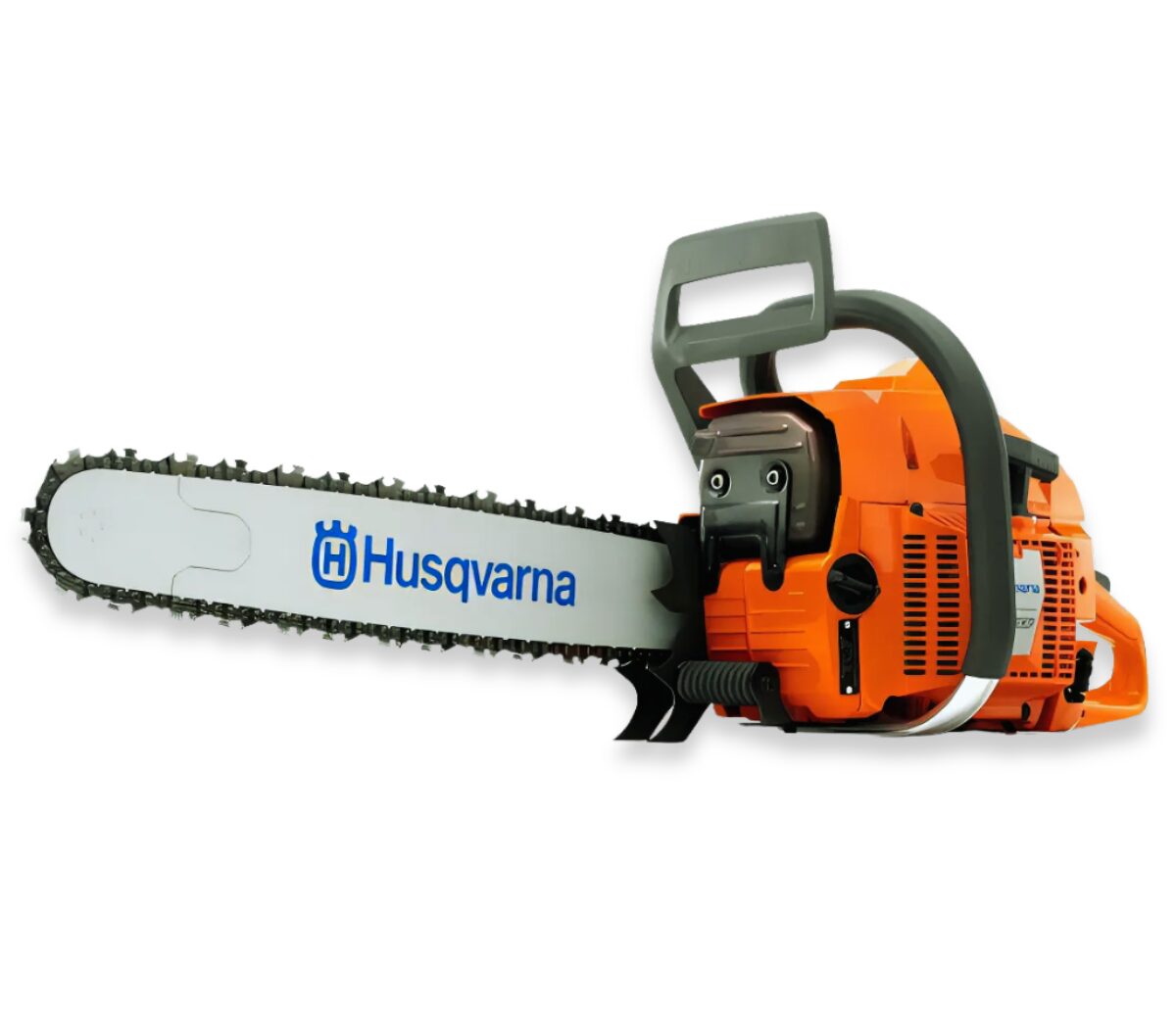 Motosserra profissional revisada para corte de madeira e limpeza.